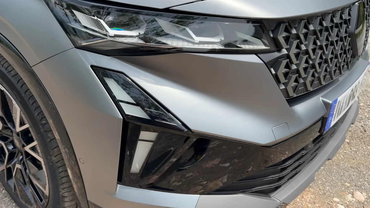 Close-up van 2025 Renault Austral voorbumper met luchtinlaten, grille details en moderne ontwerpelementen