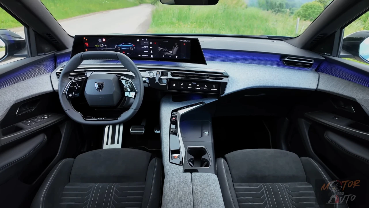 Compleet dashboard overzicht van 2025 Peugeot E-3008 Dual Motor met stof trim, gebogen display en blauwe sfeerverlichting