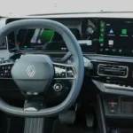 Gedetailleerd aanzicht van het dashboard van de 2025 Renault 4 E-Tech Electric met 10-inch digitaal instrumentenpaneel, 10-inch touchscreen met Google-interface en multifunctioneel stuurwiel