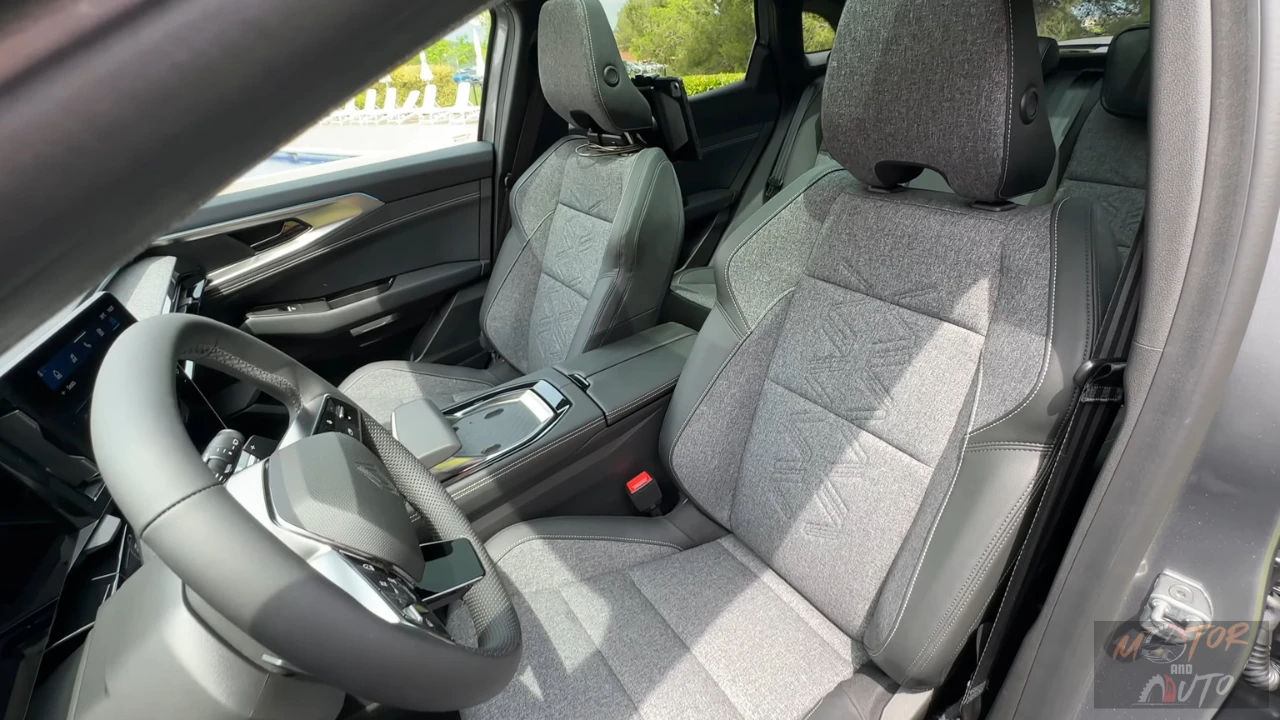 Het interieur van de Renault Austral uit 2025 toont de kenmerkende stoffen bekleding van de Techno-uitvoering