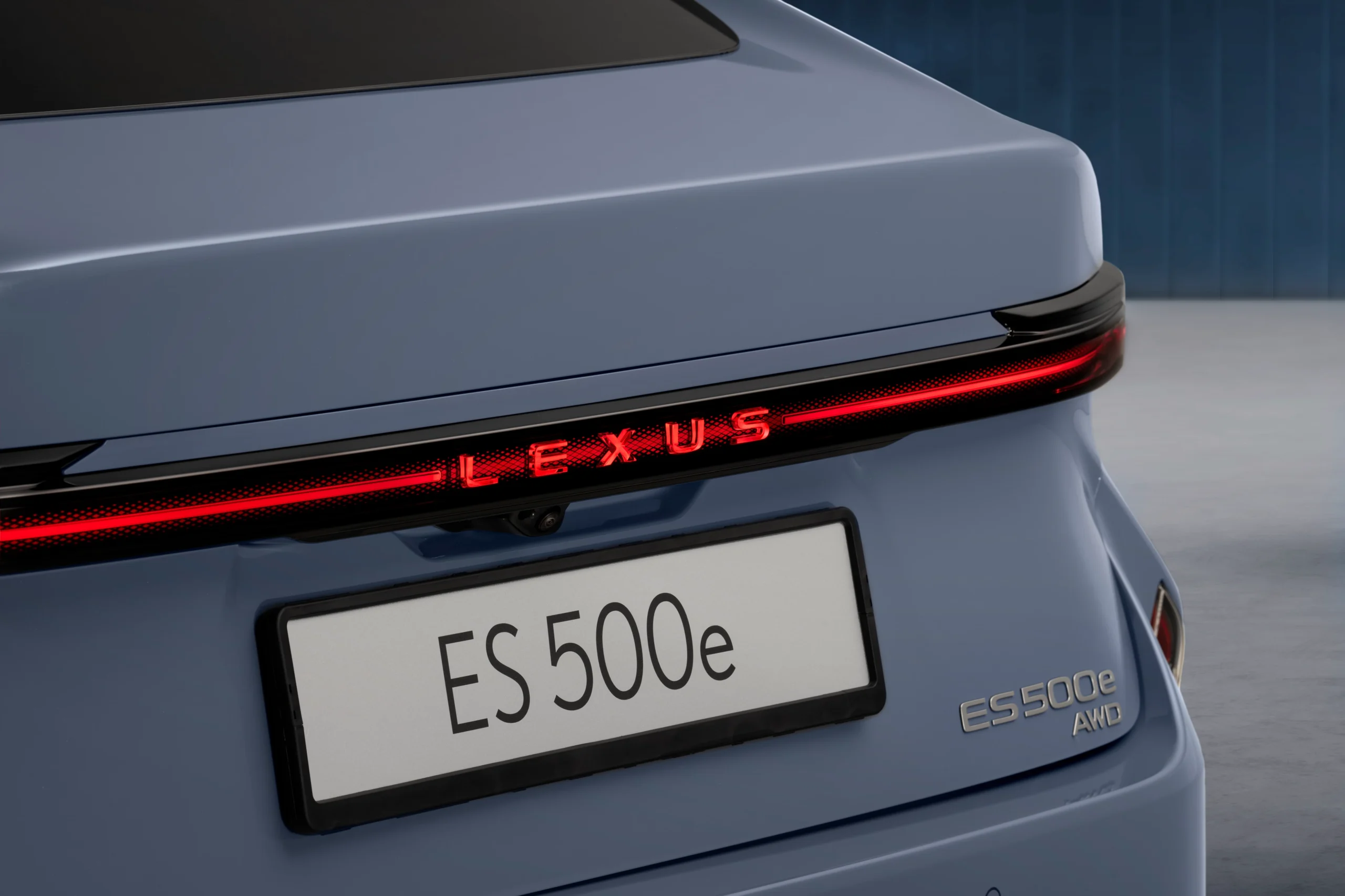 Lexus ES 500e Achter Badge en LED Lichtbalk