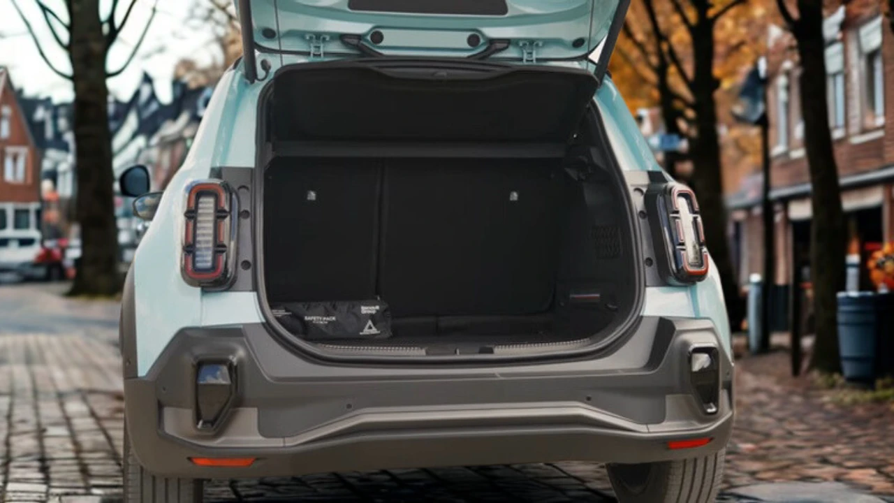 Open kofferbak met de 420 liter bagageruimte van de 2025 Renault 4 E-Tech Electric