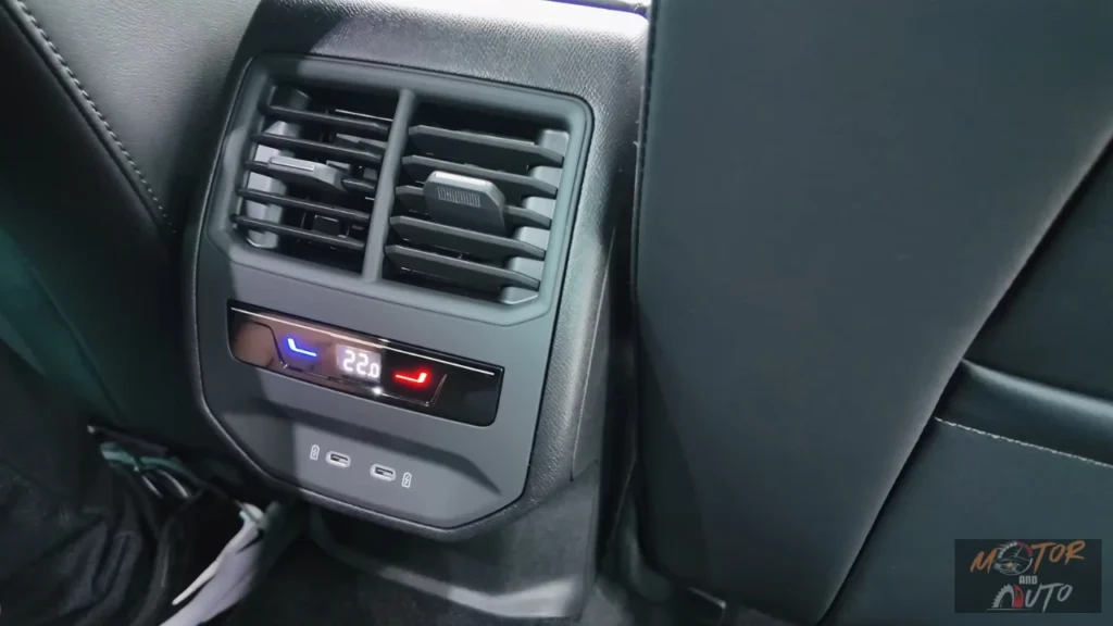 Achter klimaatregeling paneel met temperatuurinstellingen en USB laadpoorten