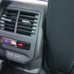 Achter klimaatregeling paneel met temperatuurinstellingen en USB laadpoorten