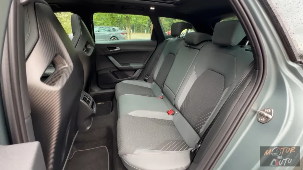 Achterbank gebied met premium bekleding en passagiersvoorzieningen