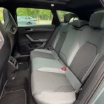 Achterbank gebied met premium bekleding en passagiersvoorzieningen