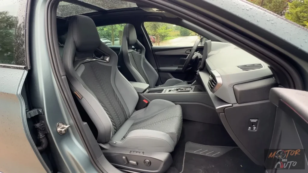 Bijrijderszijde zicht van 2025 Cupra Leon interieur met premium kuipstoelen en sfeerverlichting