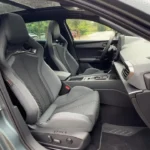 Bijrijderszijde zicht van 2025 Cupra Leon interieur met premium kuipstoelen en sfeerverlichting
