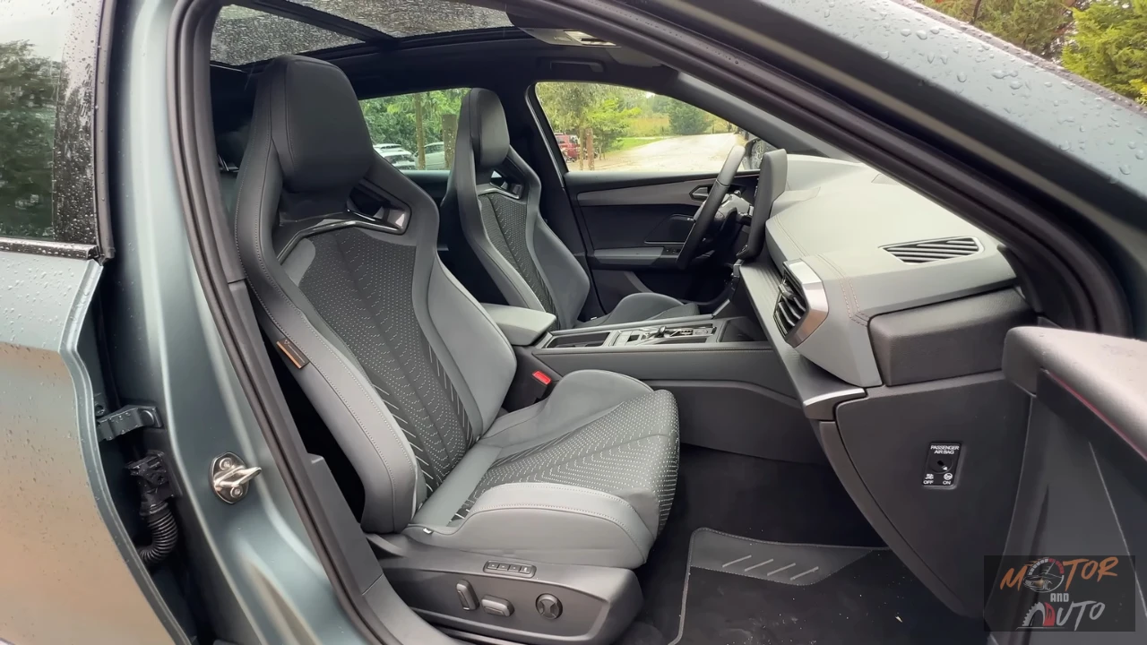 Bijrijderszijde zicht van 2025 Cupra Leon interieur met premium kuipstoelen en sfeerverlichting