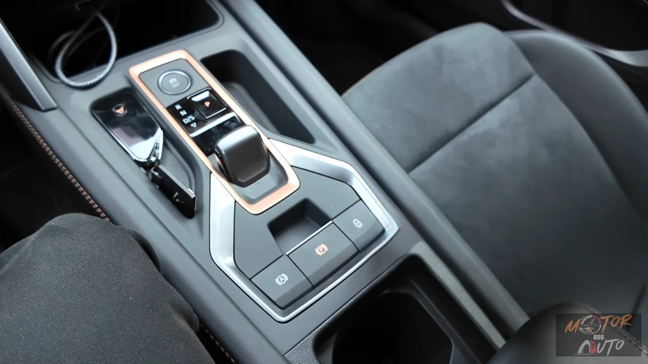 Versnellingspook met koperen trim en rijmodus bediening