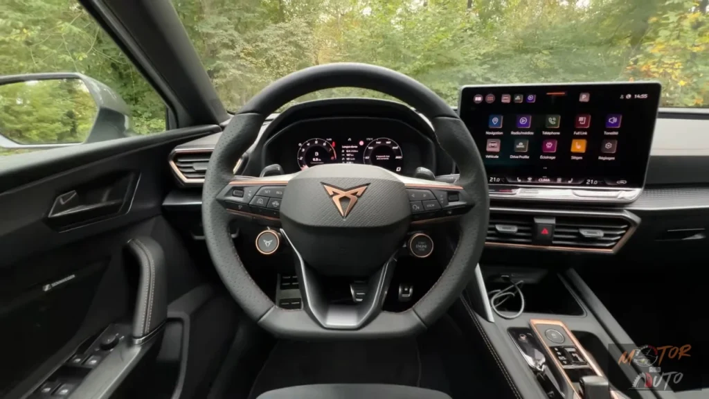 Dashboard zicht met 12,9 inch touchscreen, digitale instrumenten en Cupra stuurwiel