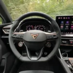 Dashboard zicht met 12,9 inch touchscreen, digitale instrumenten en Cupra stuurwiel
