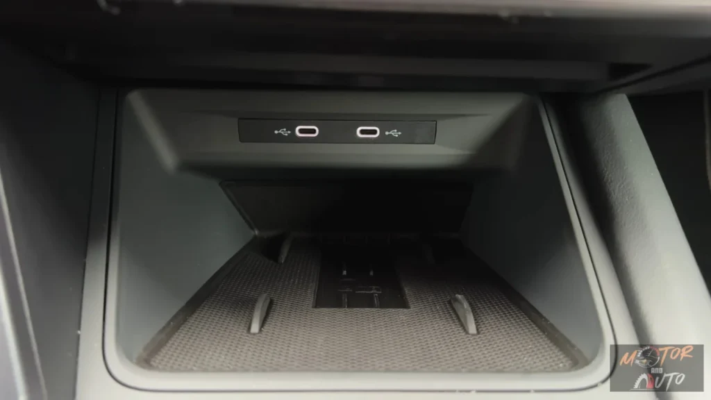 2025 Cupra Leon Draadloos Laden en USB Poorten