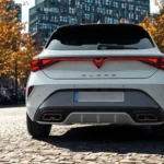 Achteraanzicht van 2025 Cupra Leon hatchback met LED lichtbalk en Cupra letters