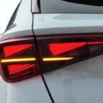 Close-up van LED achterlicht met dynamische richtingaanwijzers en modern ontwerp