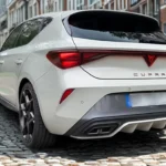 Drie-kwart achteraanzicht van 2025 Cupra Leon hatchback met LED achterlichten en spoiler