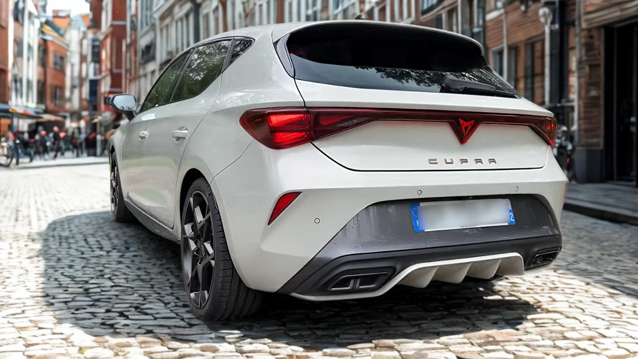 Drie-kwart achteraanzicht van 2025 Cupra Leon hatchback met LED achterlichten en spoiler