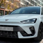 Drie-kwart vooraanzicht van witte 2025 Cupra Leon hatchback met nieuw ontwerp en LED koplampen