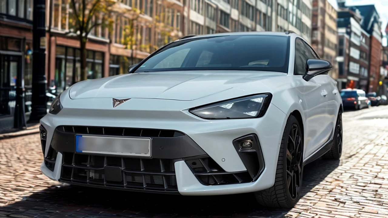 Drie-kwart vooraanzicht van witte 2025 Cupra Leon hatchback met nieuw ontwerp en LED koplampen