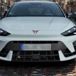 Vooraanzicht van 2025 Cupra Leon hatchback met shark-nose ontwerp en LED koplampen