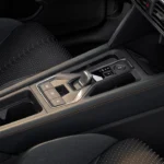 Middenconsole met versnellingspook, rijmodus bediening en opbergruimtes