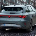 Achteraanzicht van 2025 Cupra Leon Sports Tourer wagon met LED lichtbalk en Cupra letters
