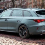 Drie-kwart achteraanzicht van grijze 2025 Cupra Leon Sports Tourer wagon met LED achterlichten
