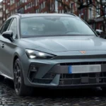 Drie-kwart vooraanzicht van 2025 Cupra Leon Sports Tourer met nieuw shark-nose ontwerp