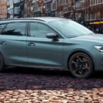 Zijprofiel zicht van 2025 Cupra Leon Sports Tourer met estate proporties en sportief ontwerp
