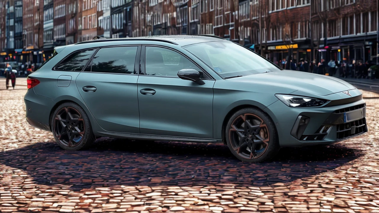 Zijprofiel zicht van 2025 Cupra Leon Sports Tourer met estate proporties en sportief ontwerp