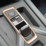 Zijaanzicht van versnellingspook met ergonomisch ontwerp en premium materialen