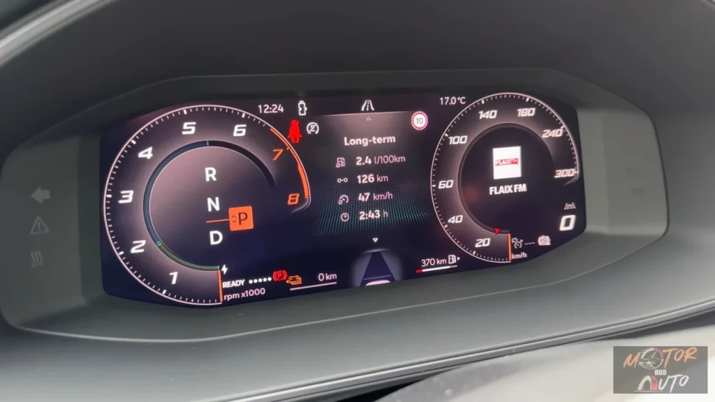 Digitaal instrumentencluster met meters, navigatie en voertuiginformatie