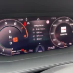 Digitaal instrumentencluster met meters, navigatie en voertuiginformatie