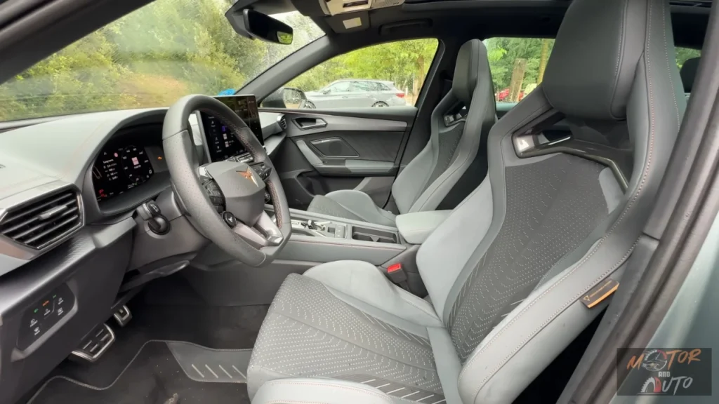 Interieurzicht van 2025 Cupra Leon met sportkuipstoelen, digitaal dashboard en premium materialen