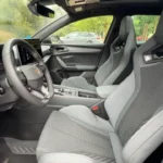 Interieurzicht van 2025 Cupra Leon met sportkuipstoelen, digitaal dashboard en premium materialen