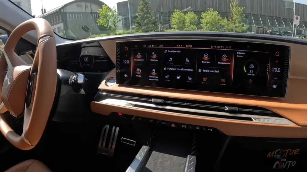 Groot 16-inch touchscreen display in 2025 DS N°8 dashboard met DS IRIS systeem interface en diverse voertuigbediening menu's en instellingen