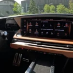 Groot 16-inch touchscreen display in 2025 DS N°8 dashboard met DS IRIS systeem interface en diverse voertuigbediening menu's en instellingen