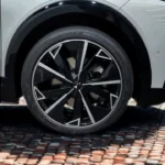 Close-up van 2025 DS N°8 premium lichtmetalen velg met modern spaakontwerp en aerodynamische kenmerken op kinderkopjes oppervlak
