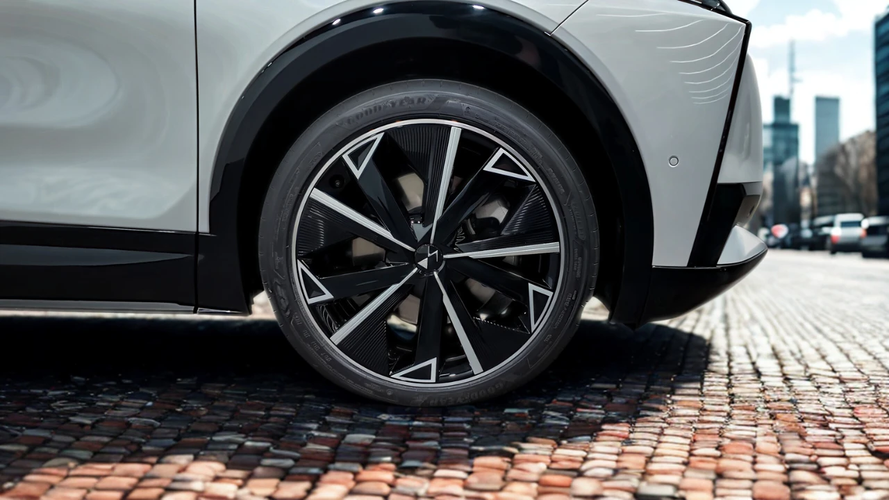 Close-up van 2025 DS N°8 premium lichtmetalen velg met modern spaakontwerp en aerodynamische kenmerken op kinderkopjes oppervlak