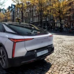 Achteraanzicht van 2025 DS N°8 met verticale LED achterlichten, modern achterontwerp en DS branding op luxe elektrische crossover
