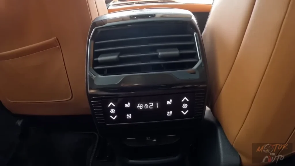 Achterpassagiers bedieningspaneel in 2025 DS N°8 met klimaatbediening knoppen en instellingen voor stoelverwarming, koeling en airconditioning