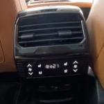 Achterpassagiers bedieningspaneel in 2025 DS N°8 met klimaatbediening knoppen en instellingen voor stoelverwarming, koeling en airconditioning