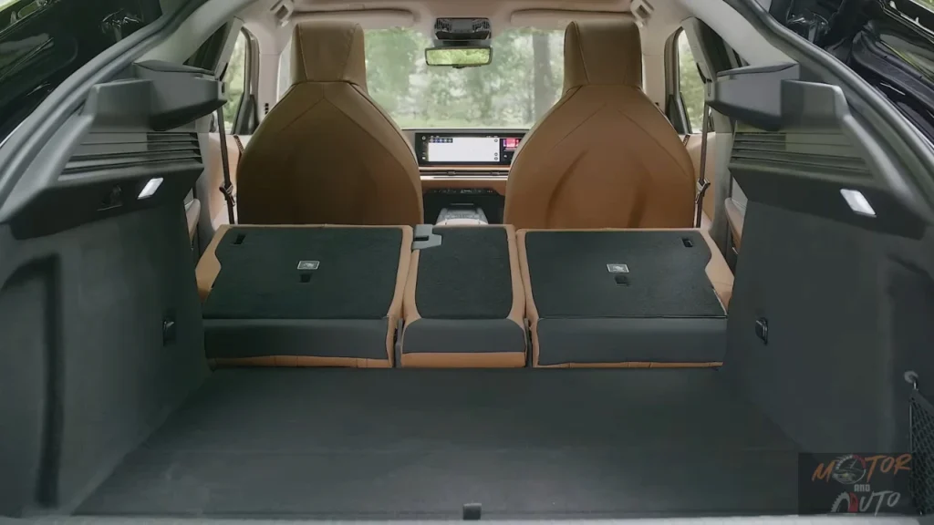 2025 DS N°8 bagageruimte met neergeklapte achterstoelen toont uitgebreide opbergruimte en flexibele interieurconfiguratie