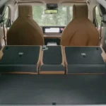 2025 DS N°8 bagageruimte met neergeklapte achterstoelen toont uitgebreide opbergruimte en flexibele interieurconfiguratie