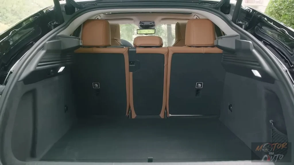 Interieur bagageruimte van 2025 DS N°8 met kofferruimte bij rechtopstaande achterstoelen en premium lederen interieurafwerking