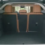 Interieur bagageruimte van 2025 DS N°8 met kofferruimte bij rechtopstaande achterstoelen en premium lederen interieurafwerking