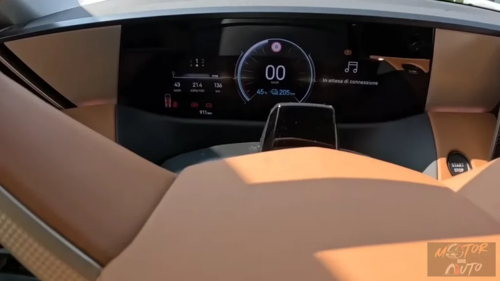 Digitaal dashboard display van 2025 DS N°8 met snelheid, batterijniveau op 205km actieradius, en verschillende voertuiginformatie in moderne interface