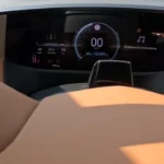Digitaal dashboard display van 2025 DS N°8 met snelheid, batterijniveau op 205km actieradius, en verschillende voertuiginformatie in moderne interface