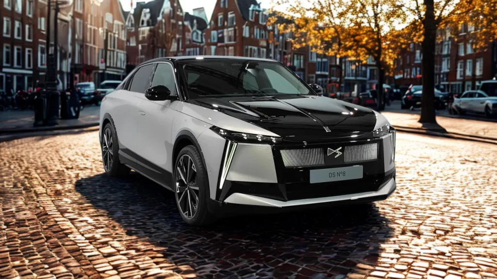 2025 DS N°8 elektrische luxe crossover in wit en zwart twee-tonen lak op kinderkopjes straat met verlichte voortgrille en modern ontwerp