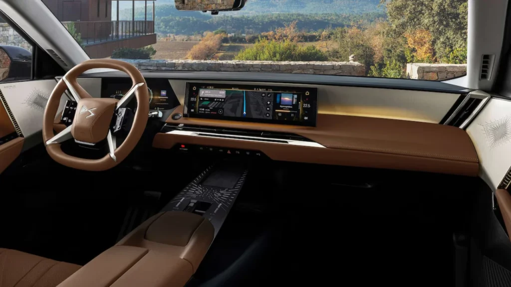 Interieurzicht van 2025 DS N°8 met dashboard, groot touchscreen, bruin lederen stuurwiel, stoelen en aluminium trim details